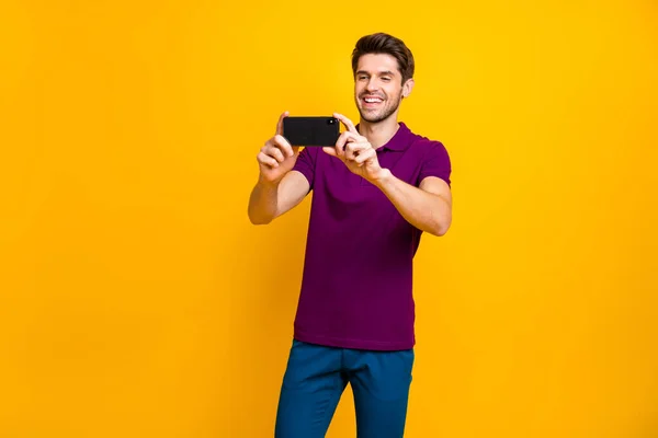 Retrato de su agradable atractivo alegre alegre alegre alegre chico tomando hacer selfie divertirse aislado sobre brillante brillo vivo vibrante color amarillo fondo — Foto de Stock