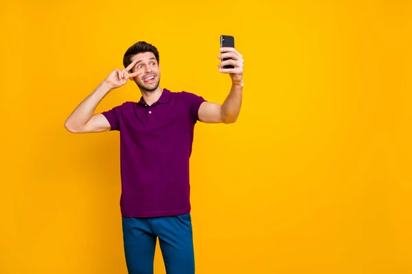 Retrato do seu ele agradável atraente alegre alegre louco cara tomando fazer selfie mostrando v-sinal sorrindo se divertindo isolado sobre brilhante vívido brilho vibrante cor amarela fundo — Fotografia de Stock