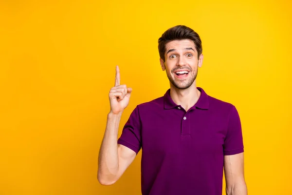 Retrato dele ele agradável atraente encantador alegre alegre gênio cara feliz vestindo camisa lilás apontando indicador para cima como isolado no brilho vívido brilhante vibrante cor amarela fundo — Fotografia de Stock