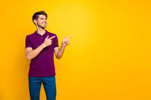 Retrato de su agradable contenido atractivo alegre alegre alegre chico con camisa lila señalando dos precursores anuncio publicitario como aislado en brillante brillo vivo vibrante color amarillo fondo — Foto de Stock