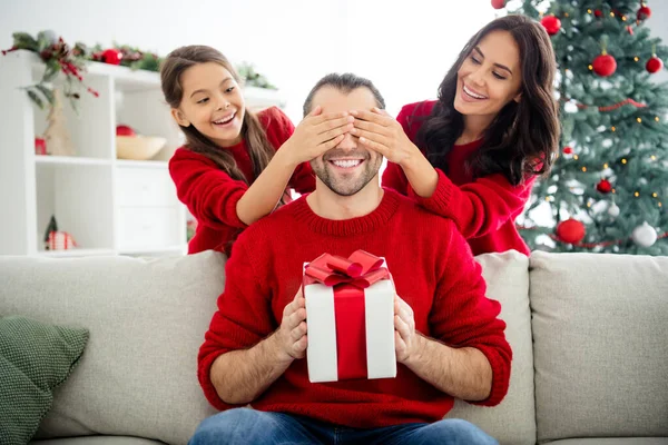 Portret van drie mooie aantrekkelijke charmante vrolijke vrolijke familie genieten van vrije tijd kerst zittend op divan bereid koele aankoop in licht wit interieur woonkamer — Stockfoto
