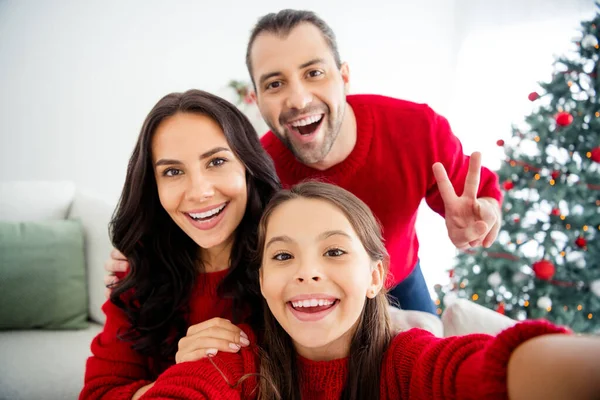 Zelfportret van drie mooie mooie mooie mooie positieve optimistische vrolijke vrolijke blij opgewonden familie vieren genieten van vrije tijd tonen v-teken in versierd licht wit interieur woonkamer — Stockfoto