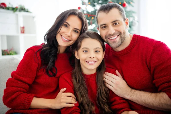 Close-up portret van mooie mooie mooie charmante voorzichtig vrolijke vrolijke aanhankelijke familie moeder vader zitten op divan besteden nieuwjaar avond noel winter vakantie licht wit interieur kamer — Stockfoto