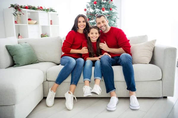 Portrét tří pěkné atraktivní krásné idylické opatrné veselý veselý náklonný rád rodina sedí na divan slaví Silvestr Noel zimní dovolená světlo bílý interiér obývací pokoj — Stock fotografie