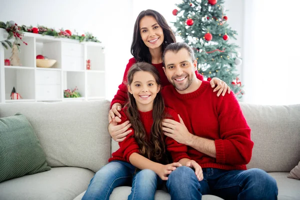 Portret van drie mooie aantrekkelijke idyllische voorzichtig vredig vrolijke vrolijke liefdevolle perfecte familie moeder vader zitten op divan besteden nieuwjaar avond noel licht wit interieur woonkamer — Stockfoto