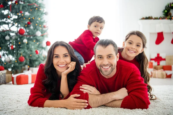 Portret van vier mooie aantrekkelijke zoete vredige vrolijke aanhankelijke grote volle pleeggezin moeder vader vieren nieuwjaar december traditie genieten van rust ontspannen licht wit interieur woonkamer — Stockfoto