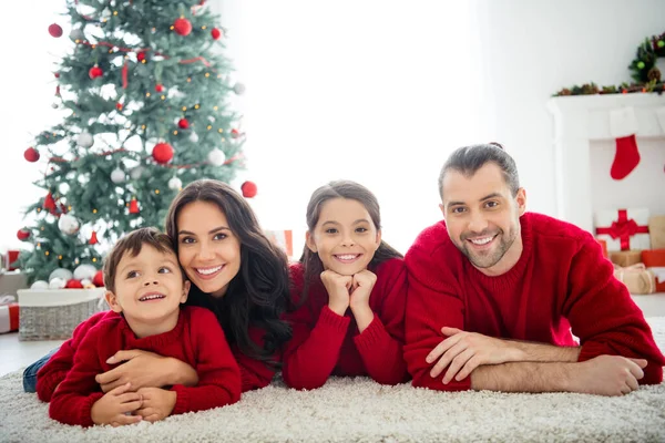 Portret van vier mooie aantrekkelijke charmante idyllische dromerige vrolijke vrolijke liefdevolle grote familie vieren Nieuwjaar doorbrengen weekend rust ontspannen in licht wit interieur woonkamer — Stockfoto