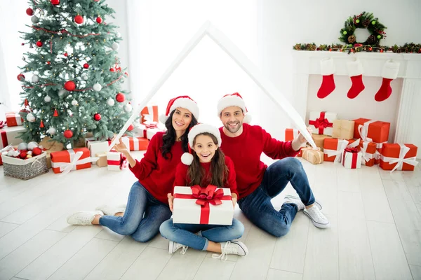 Portrét tří atraktivních půvabné veselá veselá radost radost rodina slaví novoroční úvěr nákup nemovitostí úvěr koupě bytu majitelé vlastnit hypotéku ve světle bílém interiéru obývací pokoj — Stock fotografie
