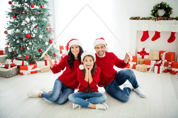Portret van drie aantrekkelijke mooie vrolijke vrolijke blij blij blij blij familie vieren nieuwjaar lening aankoop onroerend goed krediet kopen appartement eigenaren in licht wit interieur woonkamer — Stockfoto