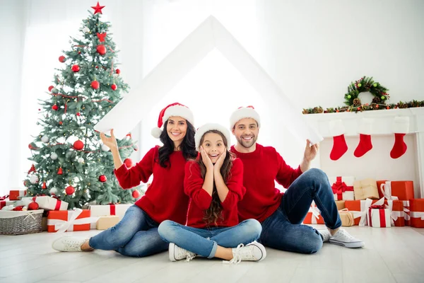 Portrét tří atraktivních půvabné veselá radost nadšená pečlivá rodina slaví novoroční úvěr nákup nemovitostí úvěr přesunout přemístění do světle bílého interiéru obývací pokoj — Stock fotografie