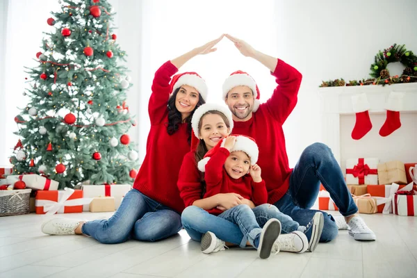 Portret van vier mooie mooie mooie lieve idyllische aanhankelijke vrolijke grote volle zorgvuldige familie broer zus vieren nieuwjaar vrijetijdsbesteding tonen dak in licht wit interieur woonkamer — Stockfoto