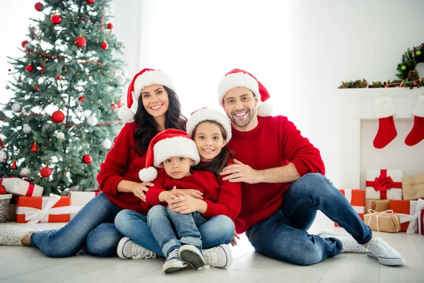 Portrét čtyř pěkné atraktivní idylické láskyplné veselé velké plně adoptované pěstounské rodiny slaví novoroční zimní prosinec dovolená víkend ve světle bílém interiéru obývací pokoj — Stock fotografie