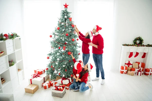 Full längd kroppsstorlek över hög vinkel utsikt över fyra trevliga glada drömska stora full fosterhem tillgiven familj firar nyår njuta av fritid inhemsk tradition i ljus vit interiör rum — Stockfoto