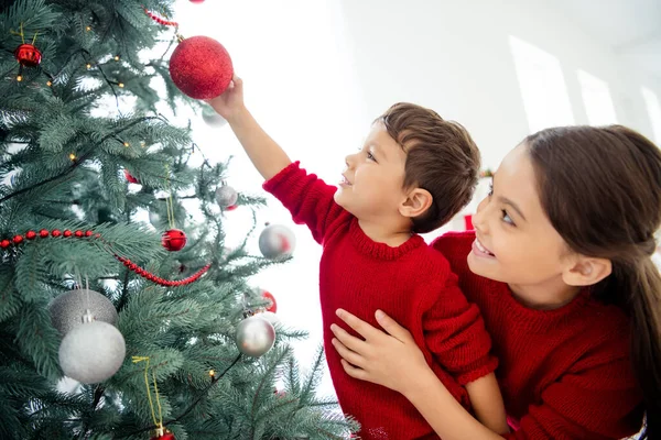 Profilin yan plan portresi. İki güzel, sevimli, sevecen, hayalperest aile. Yeni yılı hazırlıyorlar. — Stok fotoğraf