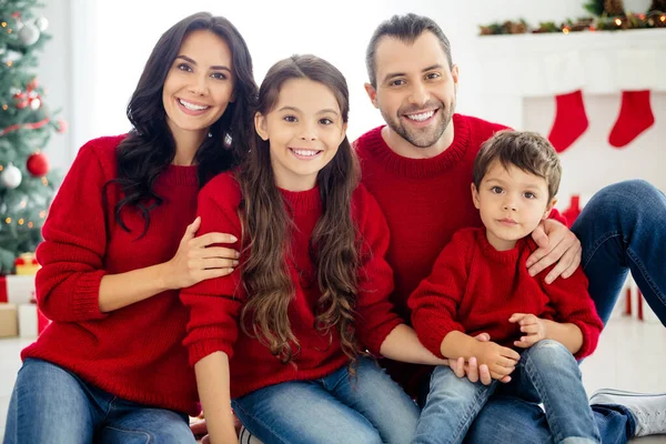 Portrait von vier schönen attraktiven süßen charmanten fröhlichen großen Adoptivfamilie verbringen Winter Dezember Freizeit im hellen weißen Interieur Wohnzimmer drinnen — Stockfoto