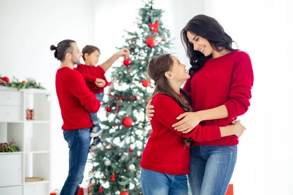 Trevlig attraktiv härlig charmig glad glad typ familj firar nyår tillbringa semester i ljus vit interiör hus vardagsrum inomhus — Stockfoto