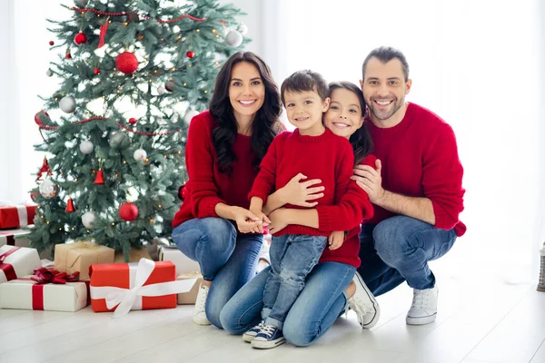 Volledige grootte foto van grote volledige familie positieve mama papa kinderen zitten in de buurt van groenblijvende dennenboom met geschenkdoos cadeautjes voor kerst x-mas in huis binnen — Stockfoto