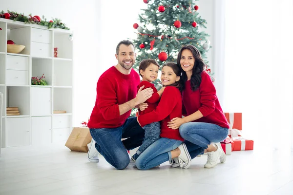 Volledige lengte foto van grote vol mooie familie van papa mama knuffel hun kinderen genieten van kerstmis tijd x-mas vakantie bijeenkomst in huis vol geschenken binnen — Stockfoto