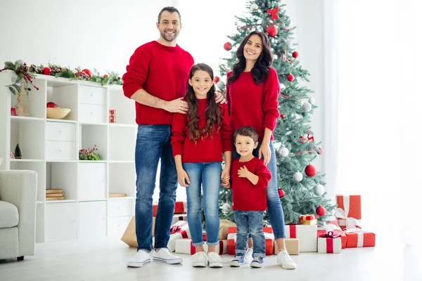 Pełnowymiarowe zdjęcie dużej rodziny uroczy tatuś mamusia syn uczennica cieszyć Boże Narodzenie czas x-mas wakacje w domu pełnym prezentów w pomieszczeniach — Zdjęcie stockowe