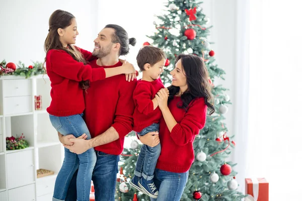 Profiel zijkant foto van grote familie charmante mama papa schoolmeisje jongen genieten van kerst x-mas vakantie in huis met nieuwjaar decoraties binnen — Stockfoto