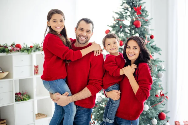 Portrét velké plné rodiny veselý maminka táta školačka syn s brunetkou vlasy těšit Vánoce x-mas v domě s novoroční dekorace uvnitř — Stock fotografie