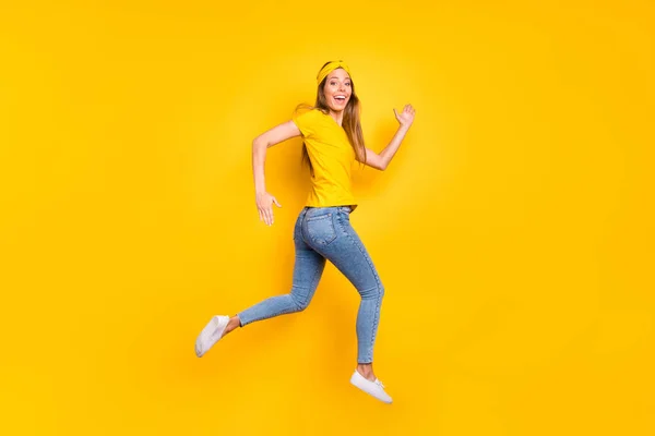 Helkroppsfoto av vacker dam hoppar hög jogging slitage casual kläder isolerad gul bakgrund — Stockfoto