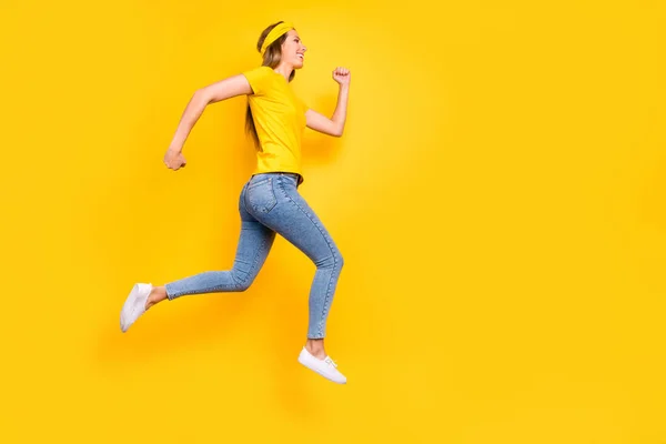 Foto de longitud completa de la señora bonita saltando alto jogging desgaste ropa casual aislado fondo amarillo — Foto de Stock