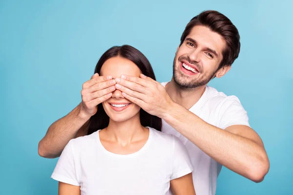 Close-up portret van zijn hij haar zij mooi aantrekkelijk schattig charmant mooi vrolijk blij paar jongen sluiten meisjes ogen geïsoleerd op helder levendig glans levendig blauw groen turquoise achtergrond — Stockfoto