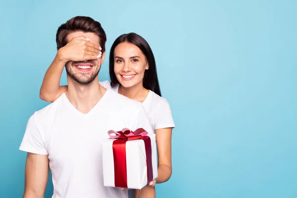 Retrato dele ele ela ela agradável atraente doce alegre casal menina fechar caras olhos preparado aniversário presente isolado no brilho vívido vibrante azul verde turquesa fundo — Fotografia de Stock