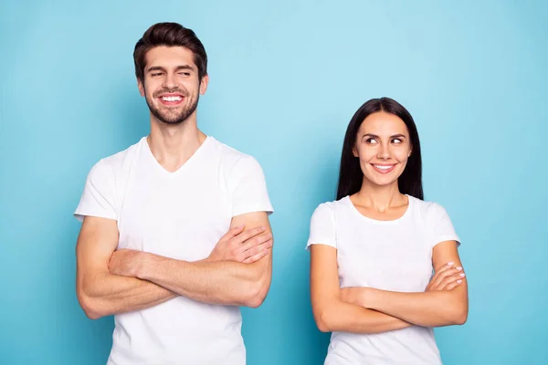 Portret van hem hij haar ze mooi uitziende aantrekkelijke leuke vrolijke vrolijke vrienden gevouwen armen kijken naar elkaar geïsoleerd over helder levendig glans levendig blauw groen turquoise achtergrond — Stockfoto