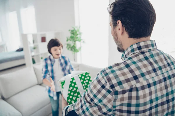 Hátsó nézet portré két szép vonzó vidám vidám srácok apa ajándékozás doboz pre-teen fiú esemény világos fehér modern belső ház nappali beltéri — Stock Fotó