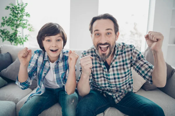 Primer plano retrato de dos agradable atractivo alegre alegre alegre emocionado loco chicos papá e hijo regocijo divertirse en blanco claro estilo moderno interior casa sala de estar en el interior — Foto de Stock