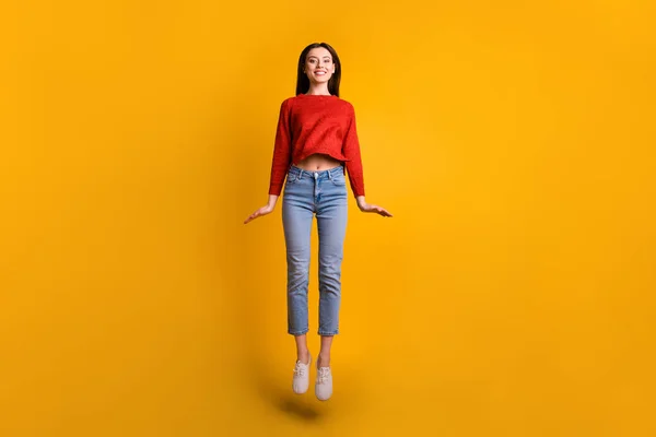 Longitud completa tamaño del cuerpo foto de alegre linda hermosa chica atractiva que comienza a volar en el calzado sonriendo saltando con dientes aislado sobre fondo de color vivo amarillo — Foto de Stock