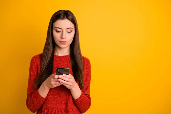 Φωτογραφία από σοβαρό εστιασμένο χαριτωμένο χαριτωμένο όμορφο κορίτσι κοιτάζοντας στο τηλέφωνό της ψάχνει για πληροφορίες που απομονώνονται πάνω από το φωτεινό φόντο χρώμα — Φωτογραφία Αρχείου