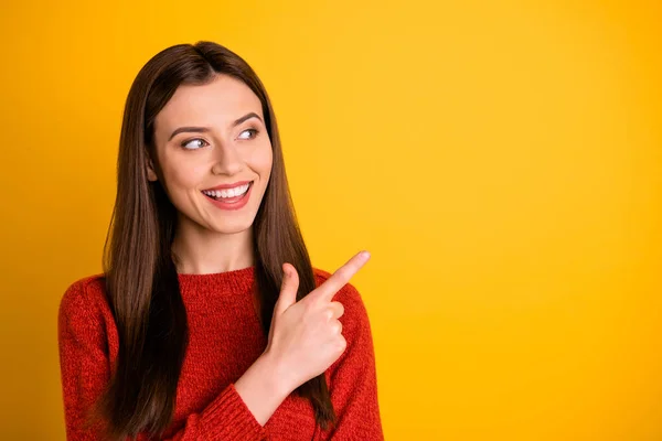 Foto de branco alegre bonito bom promotor fascinante sorrindo toothily apontando para o espaço vazio para você cumprir isolado sobre amarelo fundo de cor vívida — Fotografia de Stock