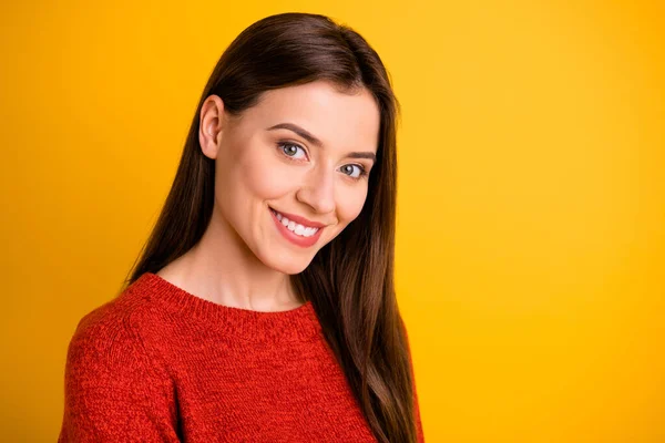 Photo de joyeux mignon agréable charmante jolie fille souriante rayonnant dentaire isolé sur fond jaune couleur vive — Photo