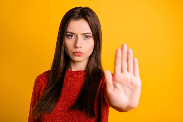 Foto van schattige ernstige zelfverzekerde vrouw tonen u haar hand palm voor u om te stoppen met beweging geïsoleerd over geel levendige kleur achtergrond — Stockfoto