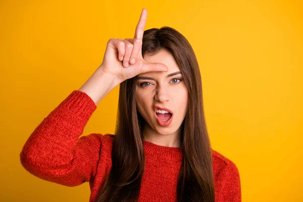 Foto de cruel grosero mala escuela más joven que muestra perder signo de mueca arrogante expresión facial aislado sobre amarillo vibrante fondo de color — Foto de Stock