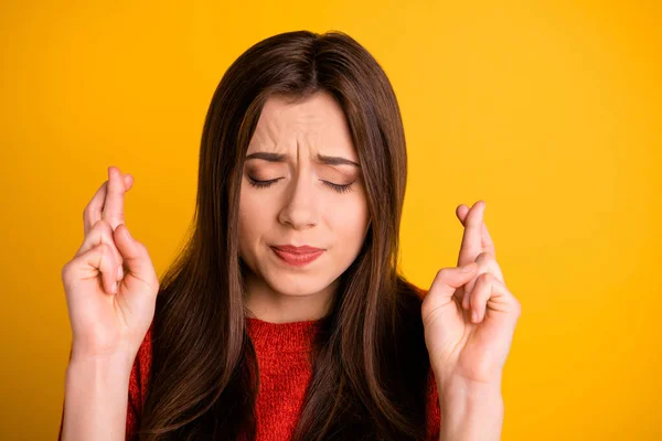 De cerca foto de aterrorizado joven asustado con los dedos cruzados con la esperanza de suerte con la expresión de la cara desesperada aislado sobre fondo de color vibrante —  Fotos de Stock