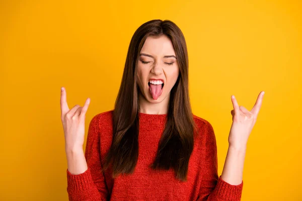 Foto av galna grymma skrikande skrikande rock metal fan visar dig hennes fingrar behornade sticker tungan ut isolerad över levande färg bakgrund — Stockfoto
