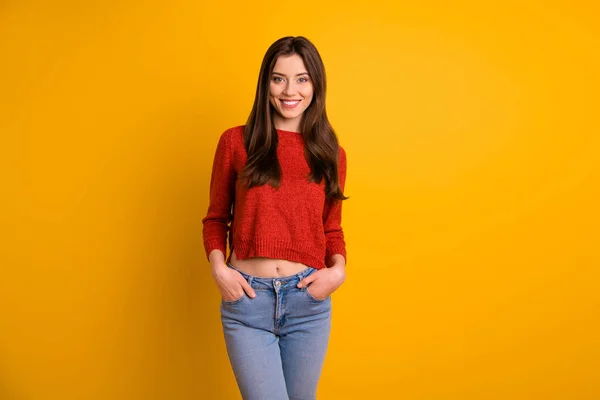 Foto de lindo encantador agradable fascinante joven cogido de la mano en bolsillos con denim sonriendo toothily aislado sobre fondo amarillo de color vivo — Foto de Stock