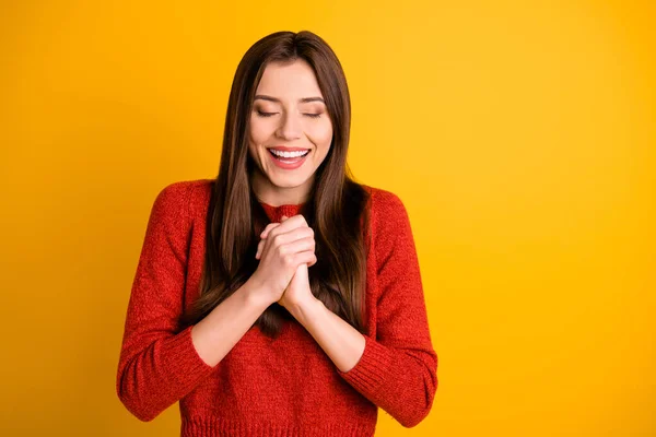 Foto de blanco de moda alegre lindo dulce encantador joven enamorado a la espera de información importante para saber aislado sobre fondo de color vivo — Foto de Stock