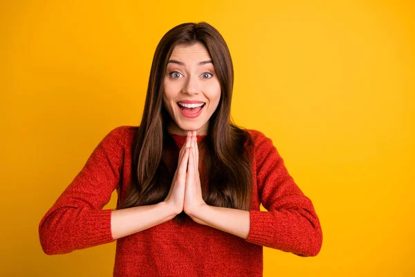 Foto de branco alegre encantador bonito doce namorada com as mãos dobradas esperando suplicar-lhe com o sorriso dos dentes isolado sobre fundo de cor vívida — Fotografia de Stock