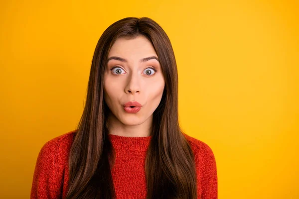 Foto de encantador lindo alegre divertido divertido joven entusiasmado con las ventas con los labios enfurecidos aislados sobre el fondo de color vibrante —  Fotos de Stock