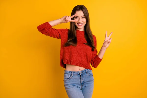 Foto de linda linda novia encantadora bastante dulce que muestra doble v-signo aislado sobre fondo amarillo de color vivo — Foto de Stock