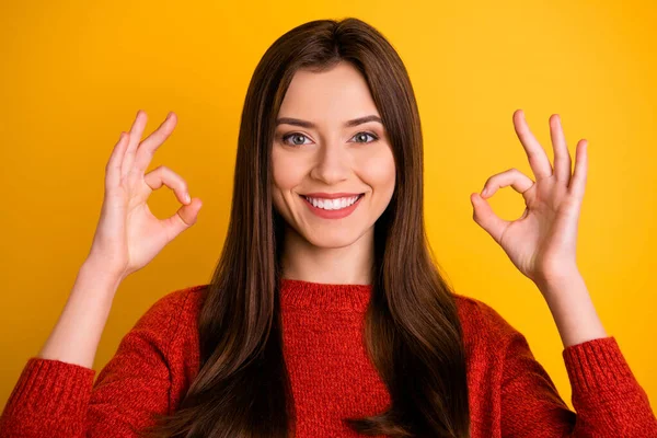 Close up foto di positivo allegro ragazza spettacolo ok segno raccomandare annunci si sentono come vero promoter eccellente indossare vestiti rossi isolati su sfondo di colore giallo — Foto Stock