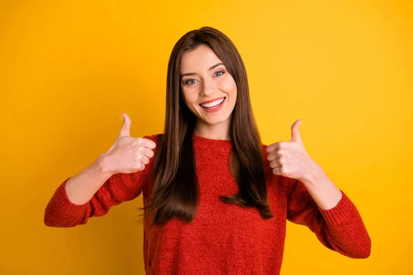 Портрет позитивної веселої леді промоутер показує подвійні великі пальці вгору насолоджуйтесь її запропоновані хороші продажі реклами рекламний одяг червоний пуловер ізольовані на жовтому кольорі — стокове фото