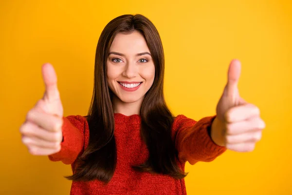 Porträtt av positiva glada dam visa dubbel tummen upp ge henne feedback om utmärkt försäljning rabatter bära röd tröja isolerad över gul färg bakgrund — Stockfoto