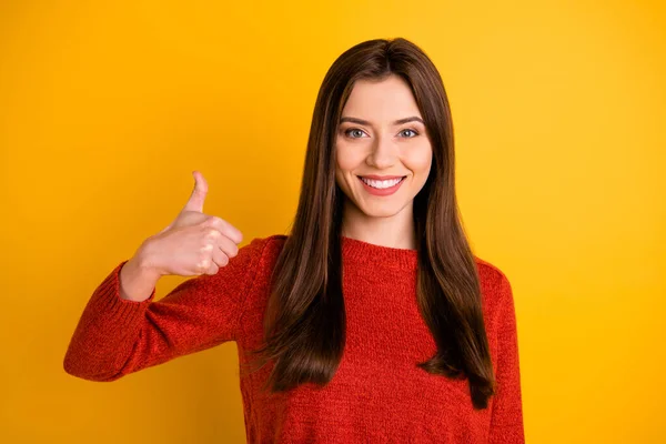 Портрет позитивного веселого контенту леді промоутер показувати великий палець підпис рекомендую продажі представити її відгуки про акції носіння червоного пуловеру ізольовані на жовтому кольорі — стокове фото