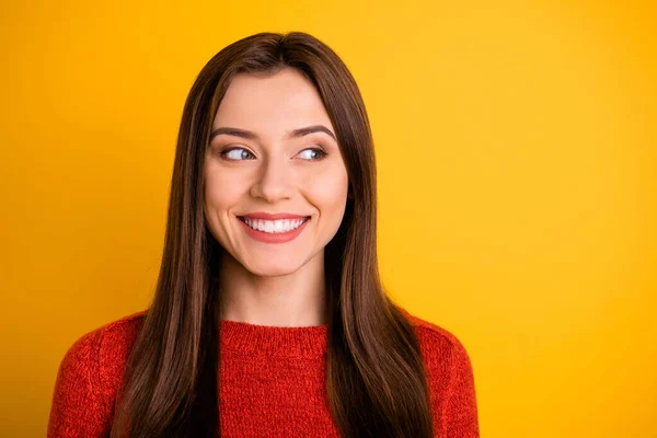 Närbild foto av charmiga positiva glada söt dam har kul look plan hennes helger känns inspirerad bära röd tröja isolerad över gul färg bakgrund — Stockfoto